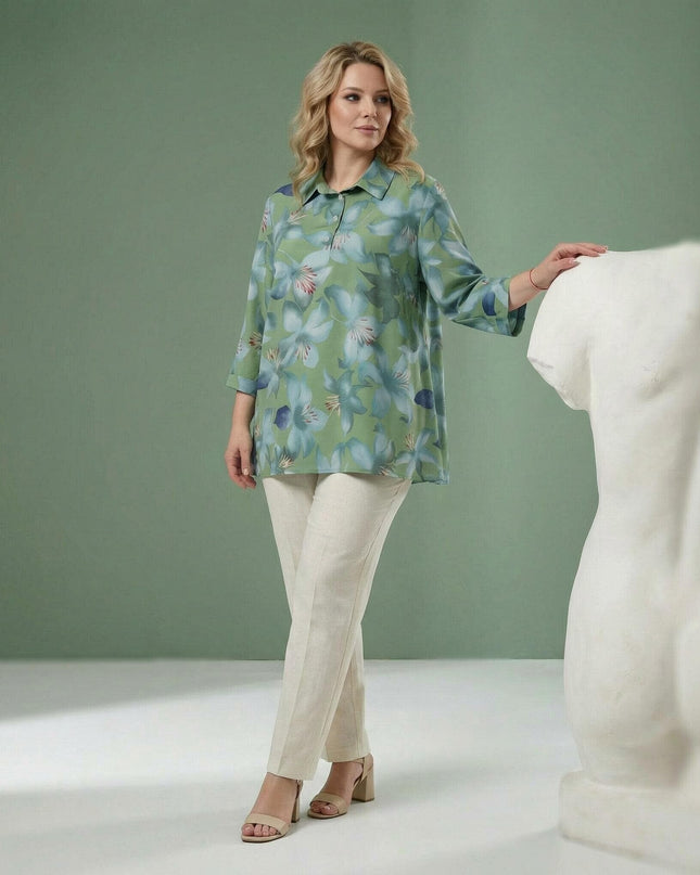 Γυναίκα με επίσημο πράσινο φλοράλ πουκάμισο σε μεγάλα μεγέθη. Ολόσωμη λήψη που αναδεικνύει την εβαζέ γραμμή και τα φαρδιά μανίκια 7/8.