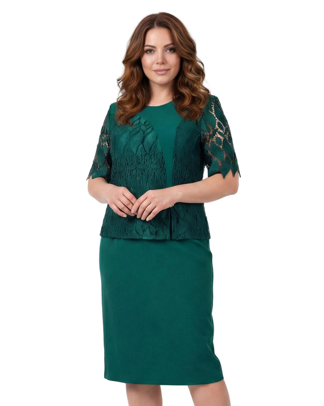 Επίσημο πράσινο φόρεμα σε μεγάλα μεγέθη με δαντελένιο μπούστο και καρφίτσα, φορεμένο σε μπροστινή λήψη με λευκό φόντο.