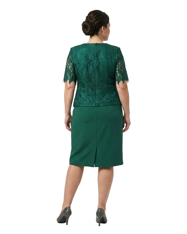 Πίσω όψη από επίσημο πράσινο φόρεμα με δαντέλα στην πλάτη και ίσια φούστα με μικρό σκίσιμο. Κομψή ολόσωμη λήψη για μεγάλα μεγέθη σε λευκό φόντο.