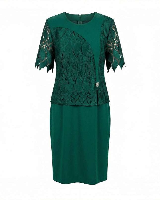 Κομψό επίσημο πράσινο φόρεμα σε μεγάλα μεγέθη, διακοσμημένο με δαντέλα και καρφίτσα στη μέση. Ολόσωμη μπροστινή λήψη σε λευκό φόντο.