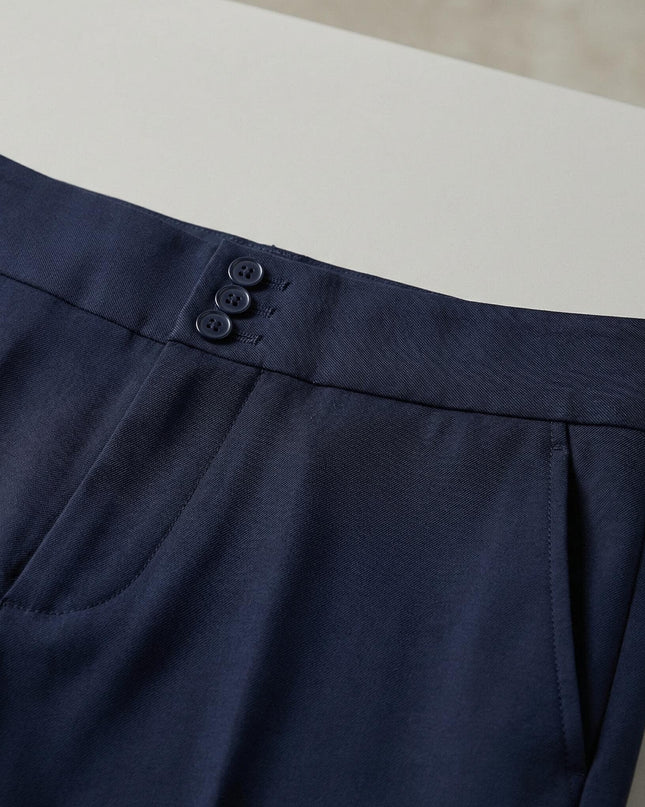 Κοντινή λεπτομέρεια μέσης σε επίσημο μπλε παντελόνι μεγάλα μεγέθη, που αναδεικνύει τα τρία διακοσμητικά κουμπιά και την πλαϊνή τσέπη.