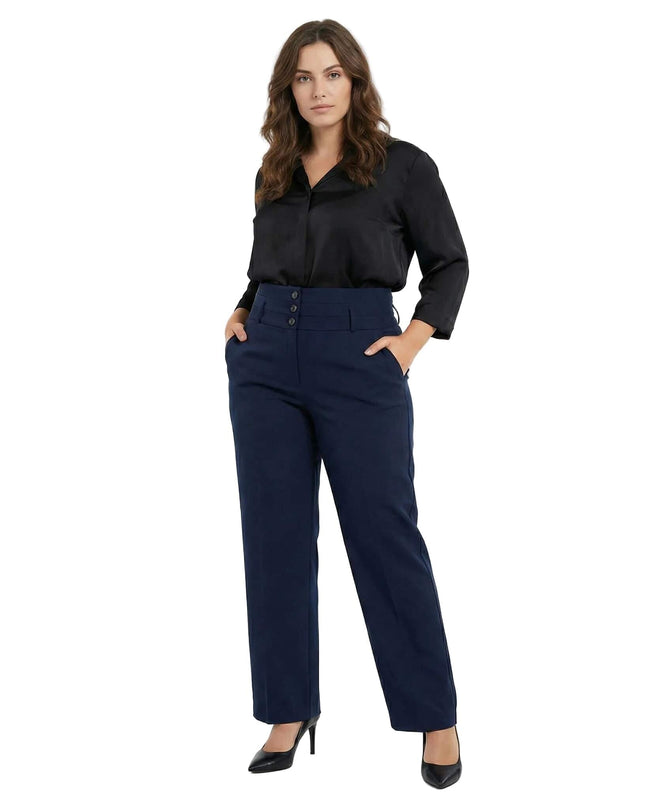 Επίσημο ψηλόμεσο μπλε παντελόνι μεγάλα μεγέθη με διακοσμητικά κουμπιά στη μέση και ίσια γραμμή, σε ολόσωμη φωτογραφία φορεμένο από μοντέλο.