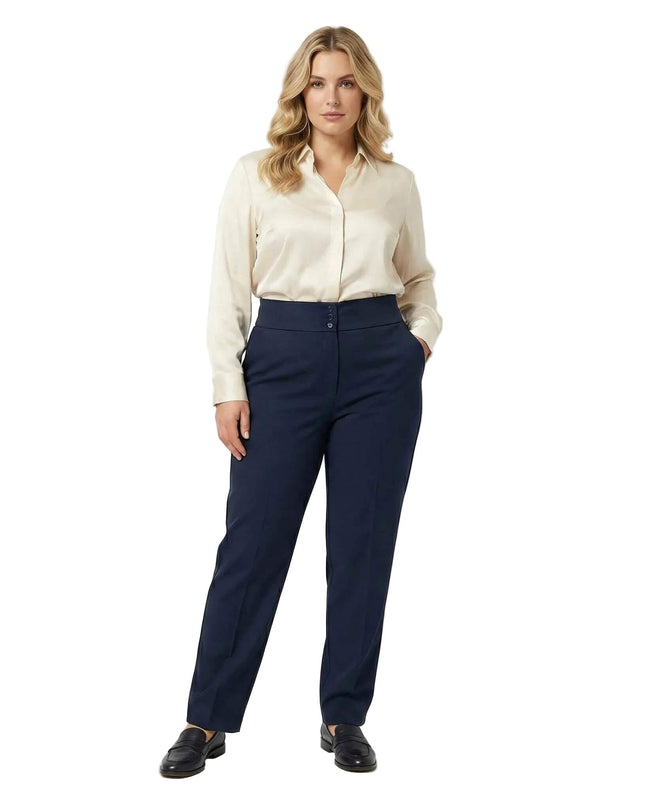 Επίσημο ψηλόμεσο μπλε παντελόνι μεγάλα μεγέθη με διακοσμητικά κουμπιά. Ολόσωμη λήψη σε λευκό φόντο που δείχνει την ίσια γραμμή και την κομψή εφαρμογή.