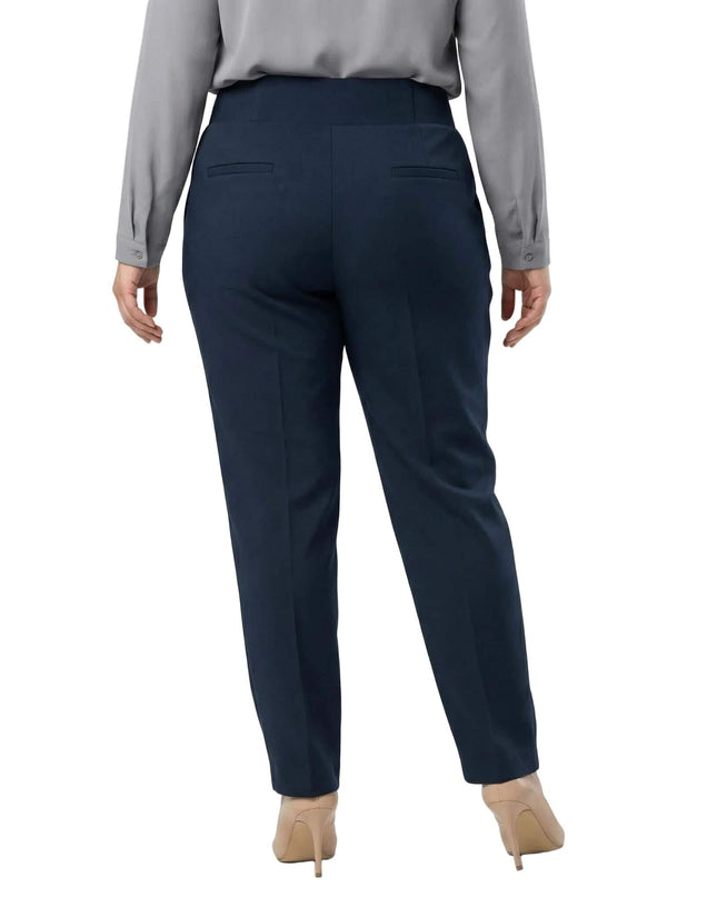 Επίσημο ψηλόμεσο μπλε παντελόνι μεγάλα μεγέθη σε πίσω όψη, με ίσια γραμμή και διακριτικές τσέπες που αναδεικνύουν κομψά τη σιλουέτα.