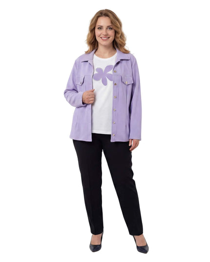 Ολόσωμη λήψη γυναικείου σετ σε απαλό μωβ για μεγάλα μεγέθη, με ανοιχτό σακάκι και λευκή μπλούζα με σχέδιο λουλούδι, συνδυασμένο με μαύρο παντελόνι.