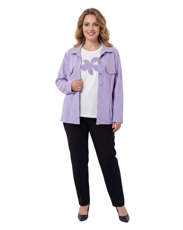 Ολόσωμη λήψη γυναικείου σετ σε απαλό μωβ για μεγάλα μεγέθη, με ανοιχτό σακάκι και λευκή μπλούζα με σχέδιο λουλούδι, συνδυασμένο με μαύρο παντελόνι.