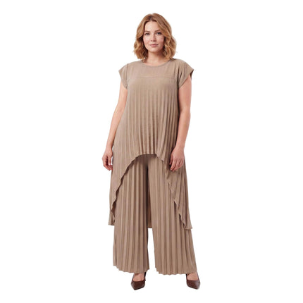 Ολόσωμη λήψη σε λευκό φόντο. Επίσημο σετ plus size με φαρδιά παντελόνα και πλισέ τουνίκ σε καφέ χρώμα και ασύμμετρο τελείωμα.