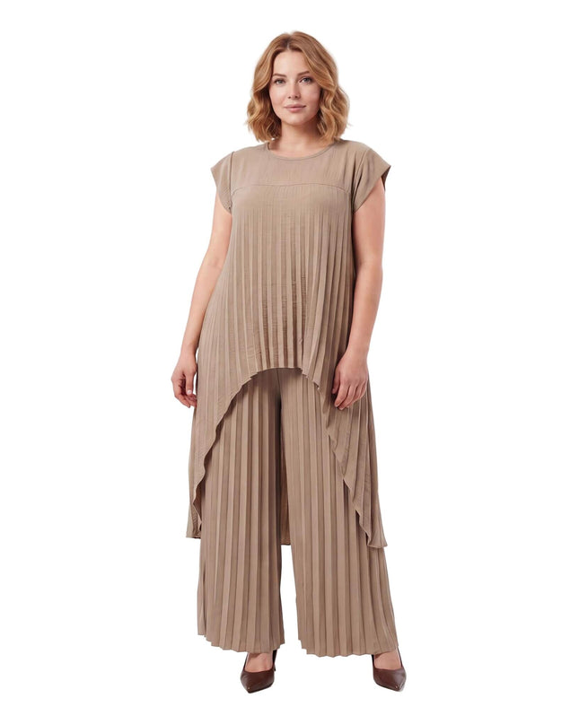 Ολόσωμη λήψη σε λευκό φόντο. Επίσημο σετ plus size με φαρδιά παντελόνα και πλισέ τουνίκ σε καφέ χρώμα και ασύμμετρο τελείωμα.