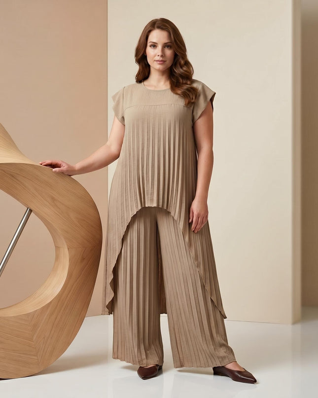 Ολόσωμη λήψη που αναδεικνύει το επίσημο plus size σετ με φαρδιά παντελόνα και πλισέ ασύμμετρη τουνίκ σε καφέ χρώμα.