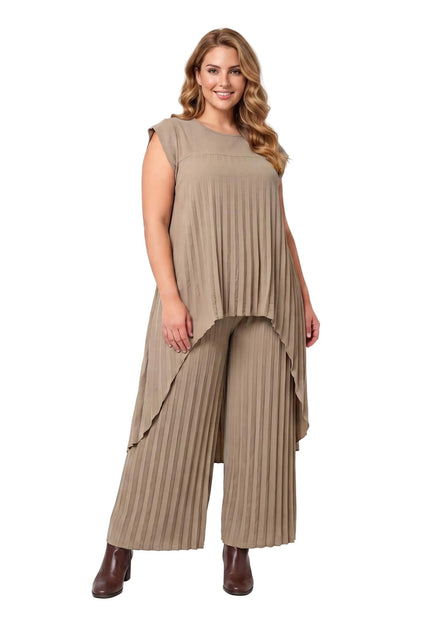 Ολόσωμη λήψη σε λευκό φόντο με επίσημο plus size γυναικείο σετ σε καφέ χρώμα. Διακρίνεται η πλισέ τουνίκ με ασύμμετρο τελείωμα και η φαρδιά παντελόνα.