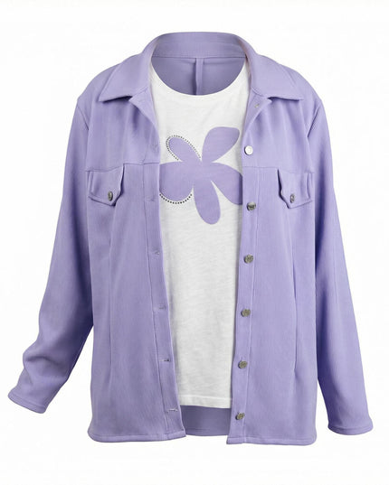 Κομψό σετ με σακάκι σε απαλό μωβ και λευκή μπλούζα με σχέδιο λουλούδι για μεγάλα μεγέθη, φωτογραφισμένο σε λευκό φόντο.