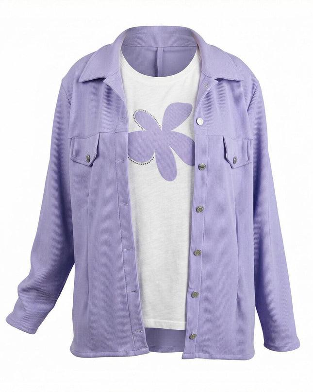 Κομψό σετ με σακάκι σε απαλό μωβ και λευκή μπλούζα με σχέδιο λουλούδι για μεγάλα μεγέθη, φωτογραφισμένο σε λευκό φόντο.