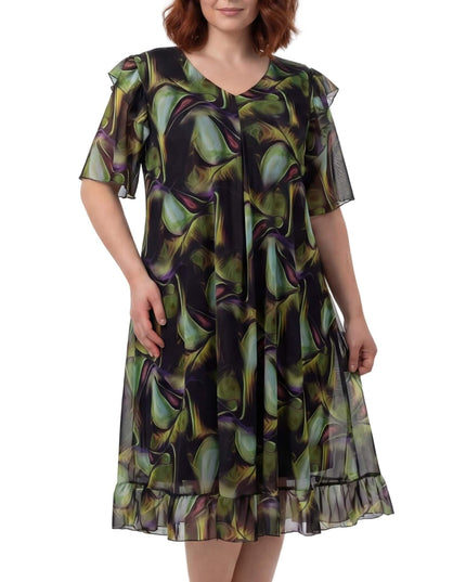 Επίσημο σιφόν φόρεμα plus size με πολύχρωμο μοτίβο σε μαύρη βάση, V λαιμόκοψη και αέρινα μανίκια. Μπροστινή όψη σε λευκό φόντο.