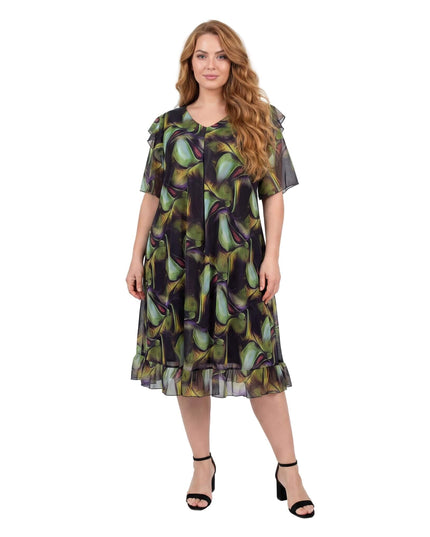 Επίσημο σιφόν φόρεμα plus size με πολύχρωμο γραφικό μοτίβο και αέρινη κλος γραμμή. Ολόσωμη λήψη που αναδεικνύει τα μανίκια και το βολάν στο τελείωμα.