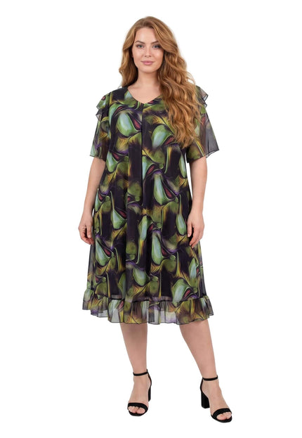 Επίσημο σιφόν φόρεμα plus size με πολύχρωμο γραφικό μοτίβο και αέρινη κλος γραμμή. Ολόσωμη λήψη που αναδεικνύει τα μανίκια και το βολάν στο τελείωμα.