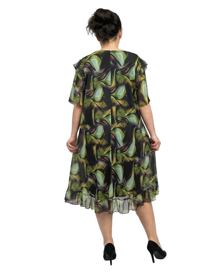 Πίσω όψη από επίσημο σιφόν φόρεμα με πολύχρωμο μοτίβο και αέρινη γραμμή, διακοσμημένο με βολάν στο τελείωμα, κατάλληλο για plus size εμφανίσεις.