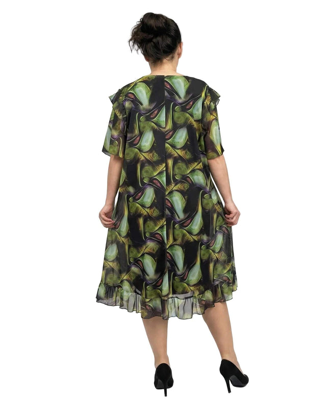 Πίσω όψη από επίσημο σιφόν φόρεμα με πολύχρωμο μοτίβο και αέρινη γραμμή, διακοσμημένο με βολάν στο τελείωμα, κατάλληλο για plus size εμφανίσεις.