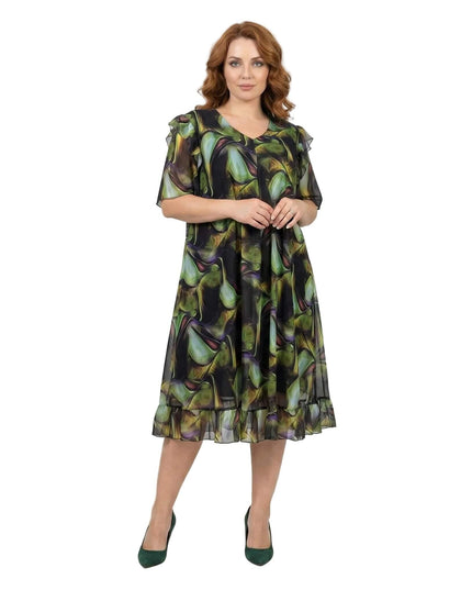 Επίσημο σιφόν φόρεμα σε αέρινη γραμμή με πολύχρωμο print, σε ολόσωμη λήψη που αναδεικνύει το βολάν στο τελείωμα, κατάλληλο για μεγάλα μεγέθη.