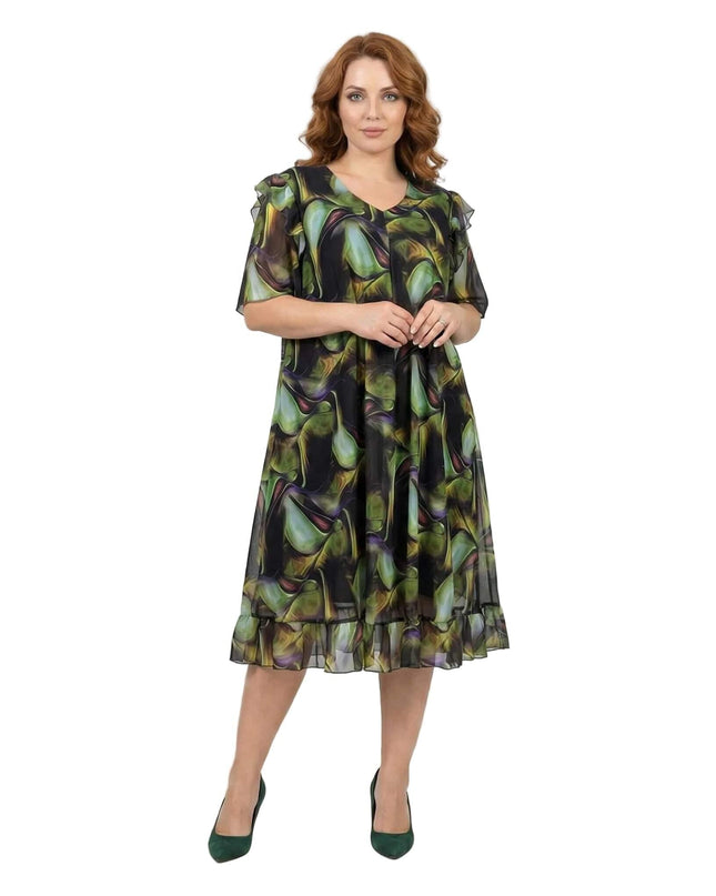 Επίσημο σιφόν φόρεμα σε αέρινη γραμμή με πολύχρωμο print, σε ολόσωμη λήψη που αναδεικνύει το βολάν στο τελείωμα, κατάλληλο για μεγάλα μεγέθη.