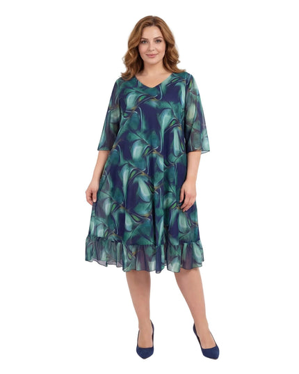 Μπροστινή ολόσωμη λήψη. Επίσημο σιφόν φόρεμα σε μεγάλα μεγέθη με ντεγκραντέ μπλε-πράσινο μοτίβο, V-ντεκολτέ και βολάν στο τελείωμα.