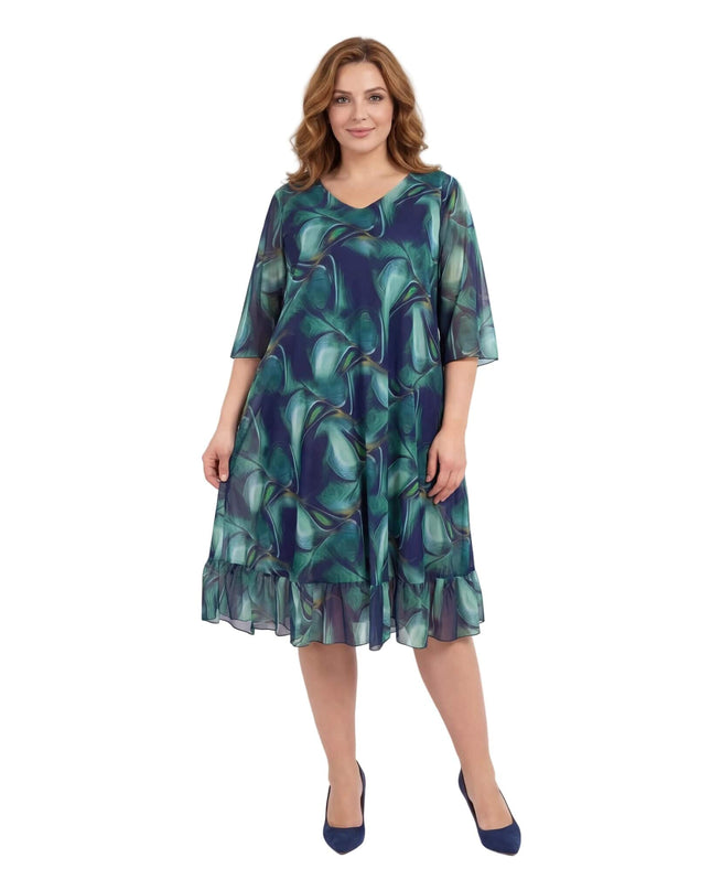 Μπροστινή ολόσωμη λήψη. Επίσημο σιφόν φόρεμα σε μεγάλα μεγέθη με ντεγκραντέ μπλε-πράσινο μοτίβο, V-ντεκολτέ και βολάν στο τελείωμα.