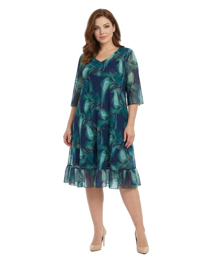 Επίσημο σιφόν φόρεμα σε ντεγκραντέ μπλε αποχρώσεις μεγάλα μεγέθη, ολόσωμη λήψη σε λευκό φόντο.