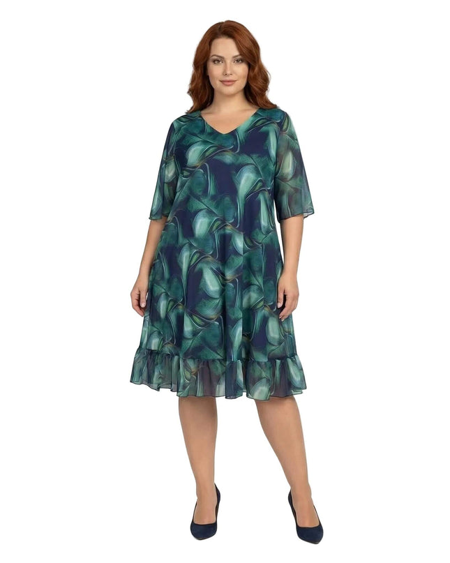 Ολόσωμη λήψη: Επίσημο σιφόν φόρεμα σε μεγάλα μεγέθη με ντεγκραντέ μπλε αποχρώσεις, V-ντεκολτέ και εβαζέ γραμμή.