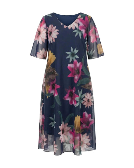 Επίσημο σκούρο μπλε φόρεμα σε μεγάλα μεγέθη με φλοράλ σιφόν, V-λαιμόκοψη και διάφανα κοντά μανίκια, μπροστινή όψη.