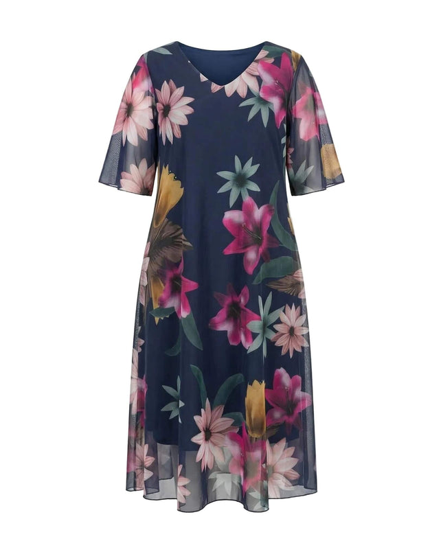 Επίσημο σκούρο μπλε φόρεμα σε μεγάλα μεγέθη με φλοράλ σιφόν, V-λαιμόκοψη και διάφανα κοντά μανίκια, μπροστινή όψη.