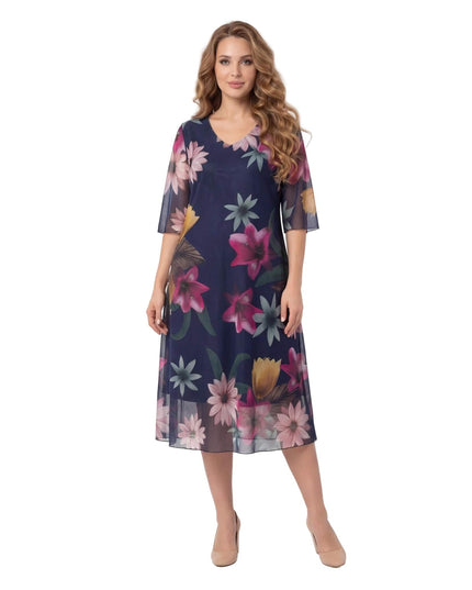 Επίσημο σκούρο μπλε φόρεμα σε μεγάλα μεγέθη με φλοράλ σιφόν και V-λαιμόκοψη. Ολόσωμη λήψη από μπροστά σε λευκό φόντο.