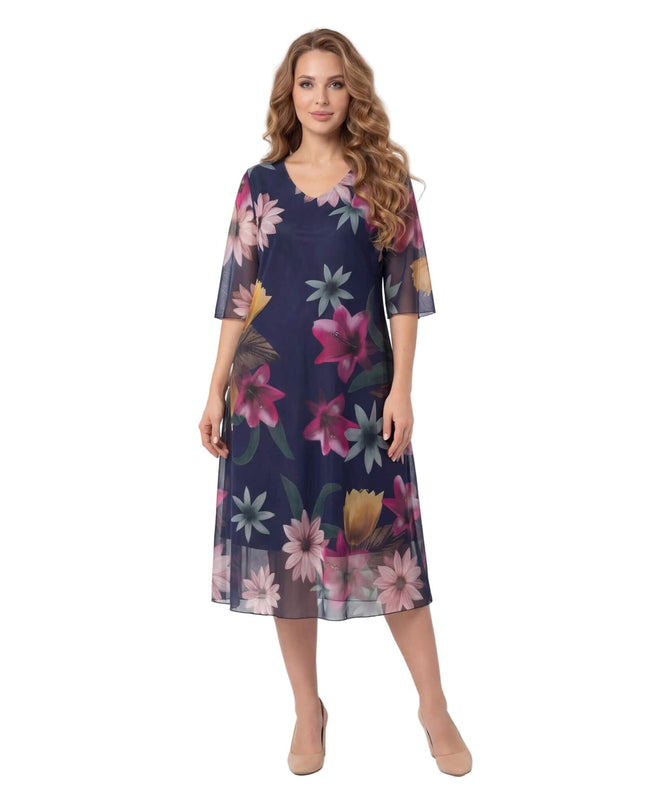 Επίσημο σκούρο μπλε φόρεμα σε μεγάλα μεγέθη με φλοράλ σιφόν και V-λαιμόκοψη. Ολόσωμη λήψη από μπροστά σε λευκό φόντο.