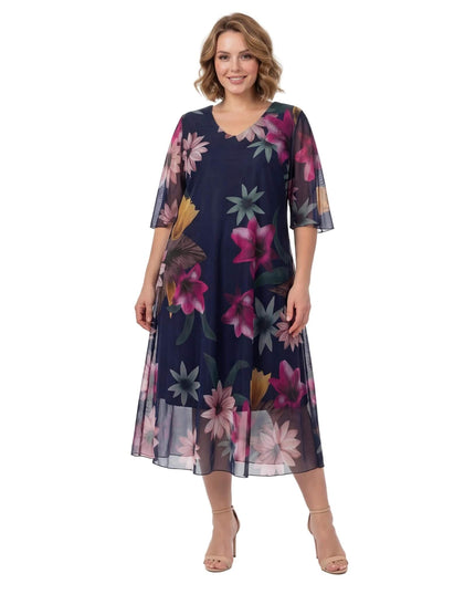 Ολόσωμη λήψη: Επίσημο σκούρο μπλε φόρεμα σε μεγάλα μεγέθη, με αέρινο φλοράλ σιφόν, κομψή V λαιμόκοψη και διάφανα κοντά μανίκια.