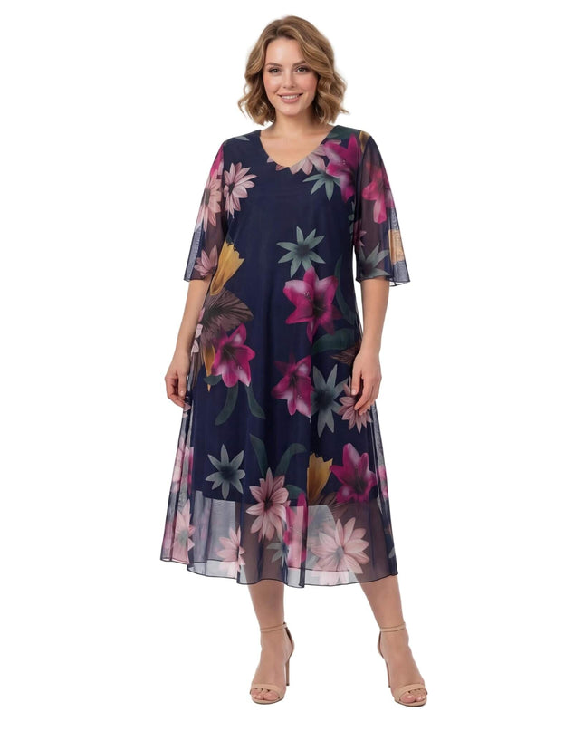 Ολόσωμη λήψη: Επίσημο σκούρο μπλε φόρεμα σε μεγάλα μεγέθη, με αέρινο φλοράλ σιφόν, κομψή V λαιμόκοψη και διάφανα κοντά μανίκια.