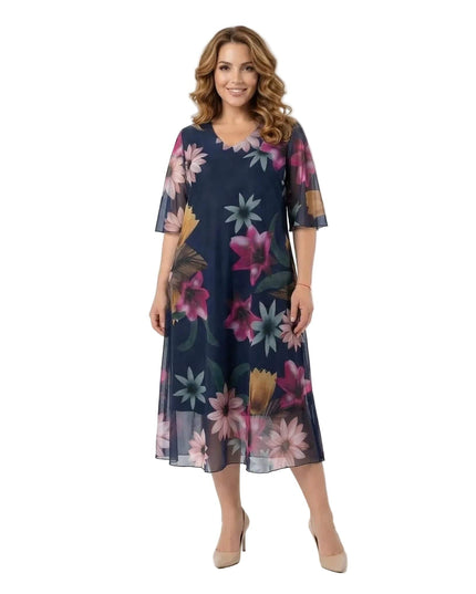 Επίσημο σκούρο μπλε φόρεμα σε μεγάλα μεγέθη με αέρινο φλοράλ σιφόν και V-λαιμόκοψη. Ολόσωμη λήψη σε λευκό φόντο που αναδεικνύει την εβαζέ γραμμή.