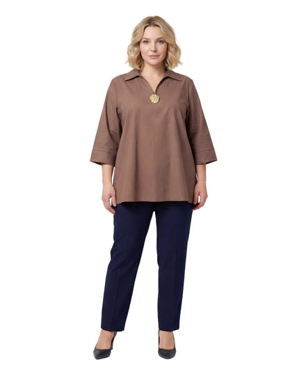 Επίσημο βαμβακερό πουκάμισο μόκα σε ριχτή γραμμή plus size, με V λαιμόκοψη και χρυσό διακοσμητικό στοιχείο, σε ολόσωμη λήψη μπροστά.