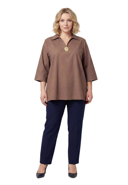 Επίσημο βαμβακερό πουκάμισο μόκα σε ριχτή γραμμή plus size, με V λαιμόκοψη και χρυσό διακοσμητικό στοιχείο, σε ολόσωμη λήψη μπροστά.