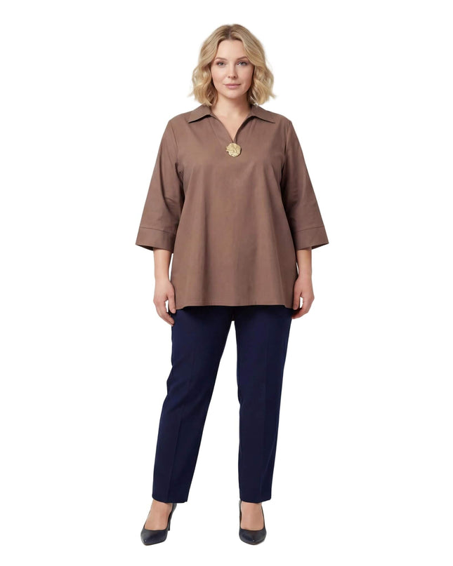 Επίσημο βαμβακερό πουκάμισο μόκα σε ριχτή γραμμή plus size, με V λαιμόκοψη και χρυσό διακοσμητικό στοιχείο, σε ολόσωμη λήψη μπροστά.