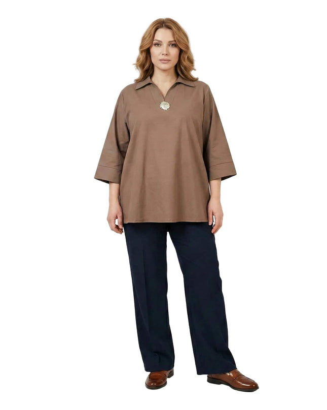 Επίσημο βαμβακερό πουκάμισο μόκα σε ριχτή γραμμή plus size. Ολόσωμη λήψη μπροστά που δείχνει την άνετη εφαρμογή, τον γιακά με το διακοσμητικό στοιχείο και τα 3/4 μανίκια.