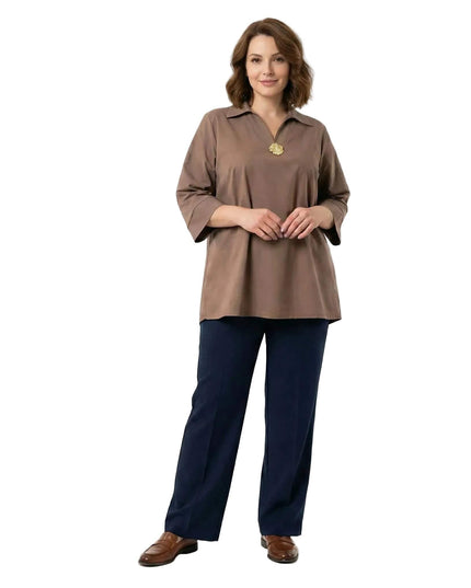 Επίσημο βαμβακερό πουκάμισο μόκα plus size με διακοσμητικό στο λαιμό, σε ολόσωμη λήψη που αναδεικνύει την άνετη ριχτή γραμμή του.