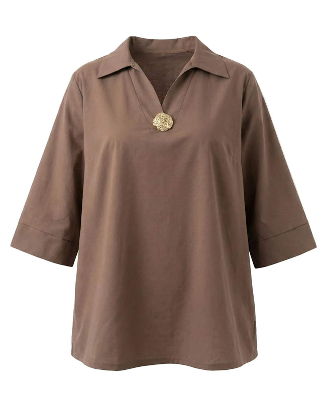 Επίσημο βαμβακερό πουκάμισο μόκα σε ριχτή γραμμή plus size, με κομψό V ντεκολτέ και χρυσό διακοσμητικό κουμπί. Μπροστινή λήψη σε λευκό φόντο.