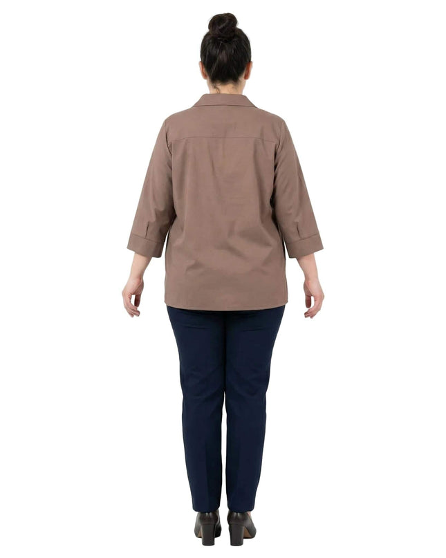 Πίσω όψη από επίσημο βαμβακερό πουκάμισο μόκα σε ριχτή γραμμή, σχεδιασμένο για άνεση και κομψό στυλ σε μεγάλα μεγέθη.