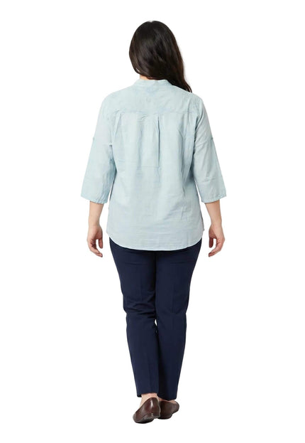 Πίσω όψη σε λευκό φόντο: Επίσημο plus size βαμβακερό πουκάμισο σε γραμμή Α, με μανίκια 3/4 και διακριτικό κέντημα στην πλάτη.