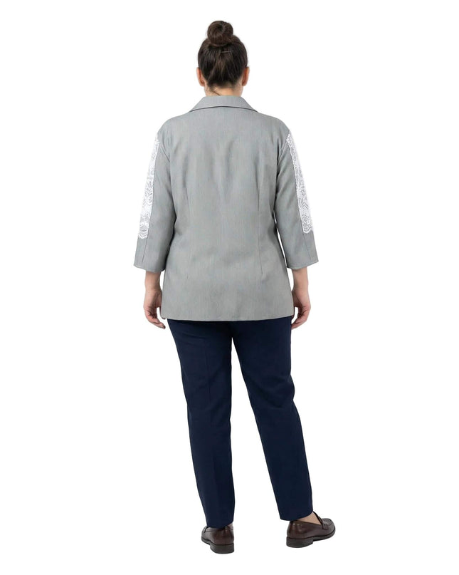 Πίσω όψη γυναικείου λινού πουκάμισου σε χακί χρώμα και μεγάλα μεγέθη, με λευκή δαντέλα στα μανίκια και άνετη εφαρμογή.