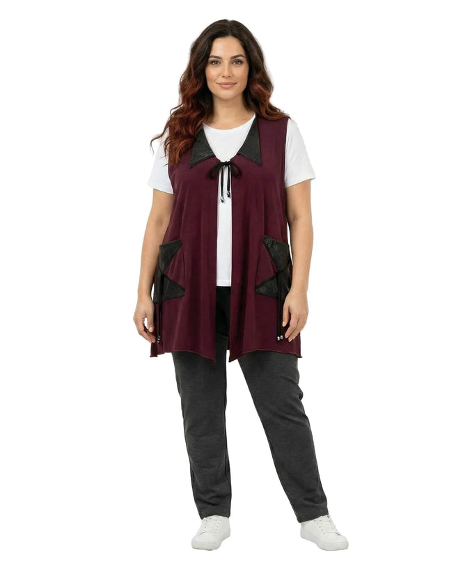 Εβαζέ μπορντό γιλέκο για μεγάλα μεγέθη με γιακά και τσέπες από δερματίνη, δέσιμο με κορδόνια στο στήθος, σε ολόσωμη λήψη με λευκό φόντο.