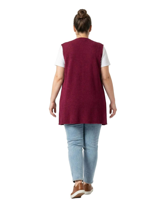 Μακρύ μπορντό γιλέκο σε εβαζέ γραμμή για μεγάλα μεγέθη, σε ολόσωμη λήψη που δείχνει την εφαρμογή στην πλάτη.