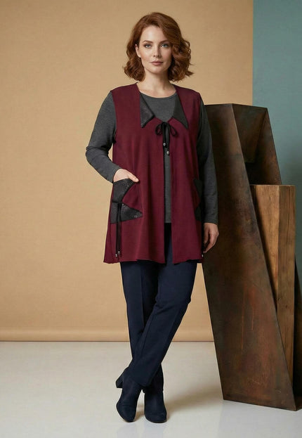 Εβαζέ μπορντό γιλέκο plus size με λεπτομέρειες δερματίνης και κλείσιμο με κορδόνι, σε ολόσωμη λήψη φορεμένο από μοντέλο.