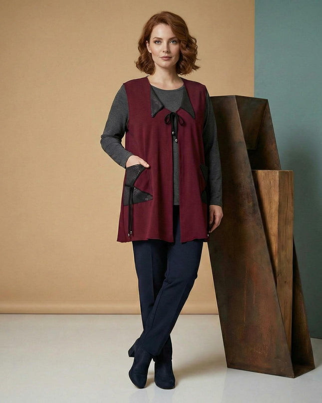 Εβαζέ μπορντό γιλέκο plus size με λεπτομέρειες δερματίνης και κλείσιμο με κορδόνι, σε ολόσωμη λήψη φορεμένο από μοντέλο.