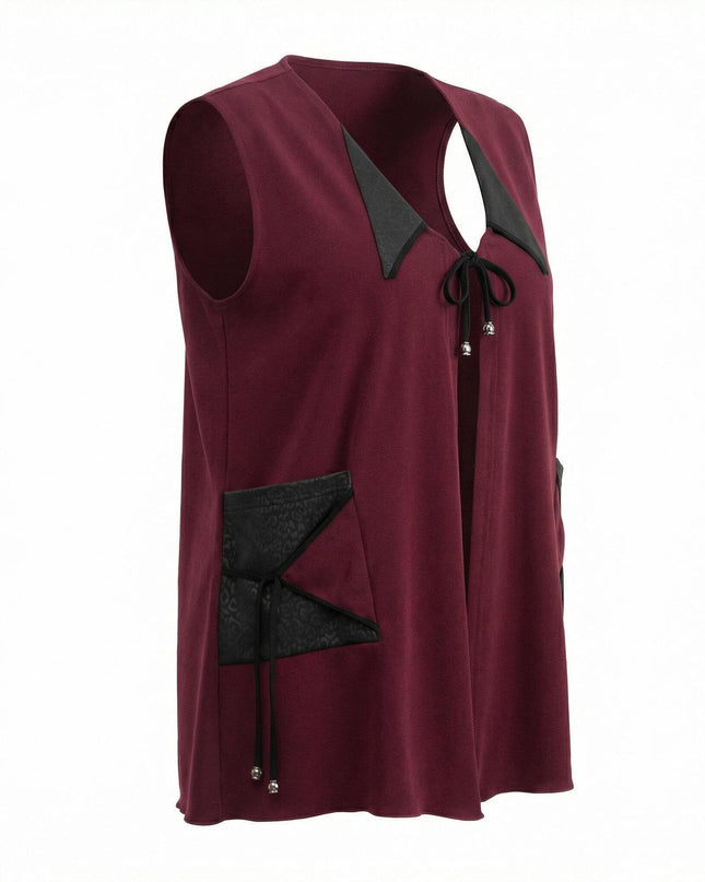 Εβαζέ μπορντό γιλέκο μεγάλα μεγέθη με λεπτομέρειες από δερματίνη στο γιακά και την τσέπη. Πλάγια λήψη του ρούχου σε λευκό φόντο με κορδόνια στο στήθος.