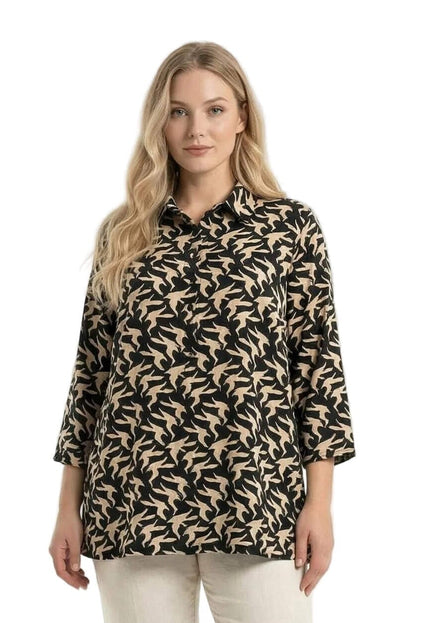 Εβαζέ μάξι πουκαμίσα plus size, μαύρη με εντυπωσιακό μπεζ μοτίβο πουλιών και μανίκια 7/8. Λήψη μπροστά σε λευκό φόντο.