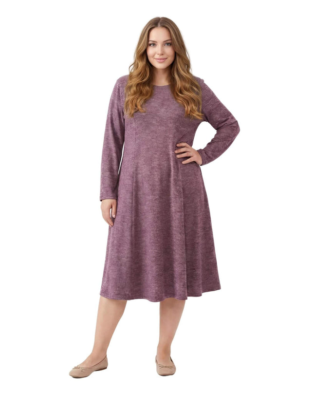 Ολόσωμη λήψη γυναικείου εβαζέ φορέματος από πυκνή βισκόζη σε σάπιο μήλο χρώμα, με μακριά μανίκια και άνετη γραμμή Α, ιδανικό για plus size σωματότυπους.